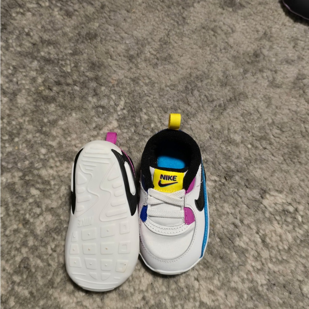 Nike White and Black Sneakers Casual Athletic Style